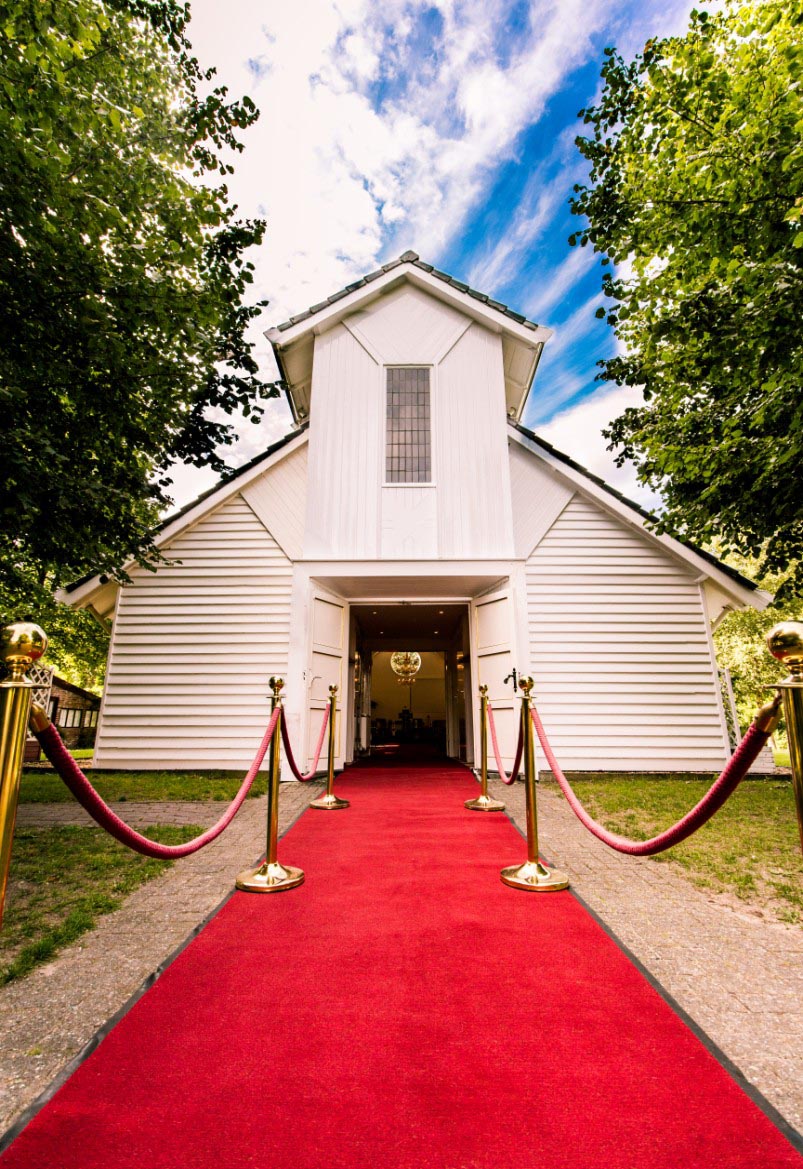 Wit Kerkje met rode loper